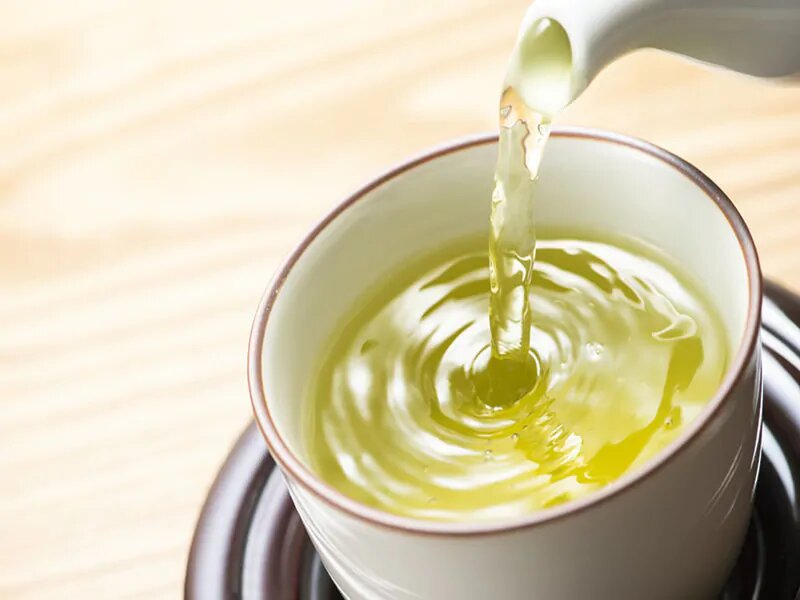 چای سبز شامل آنتی اکسیدان های کاتچین و ال تیانین است که شما را آرام نگه می دارد.