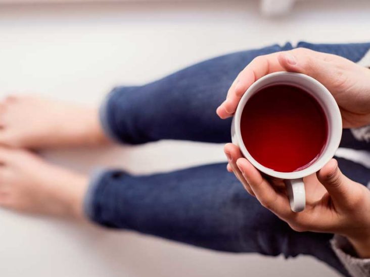 افرادی که سه فنجان چای سیاه در روز می نوشند، به طور متوسط ​​36 درصد سطوح کمتر گلیسیرید و 17 درصد بهبود در میزان کلسترول خود داشتند.